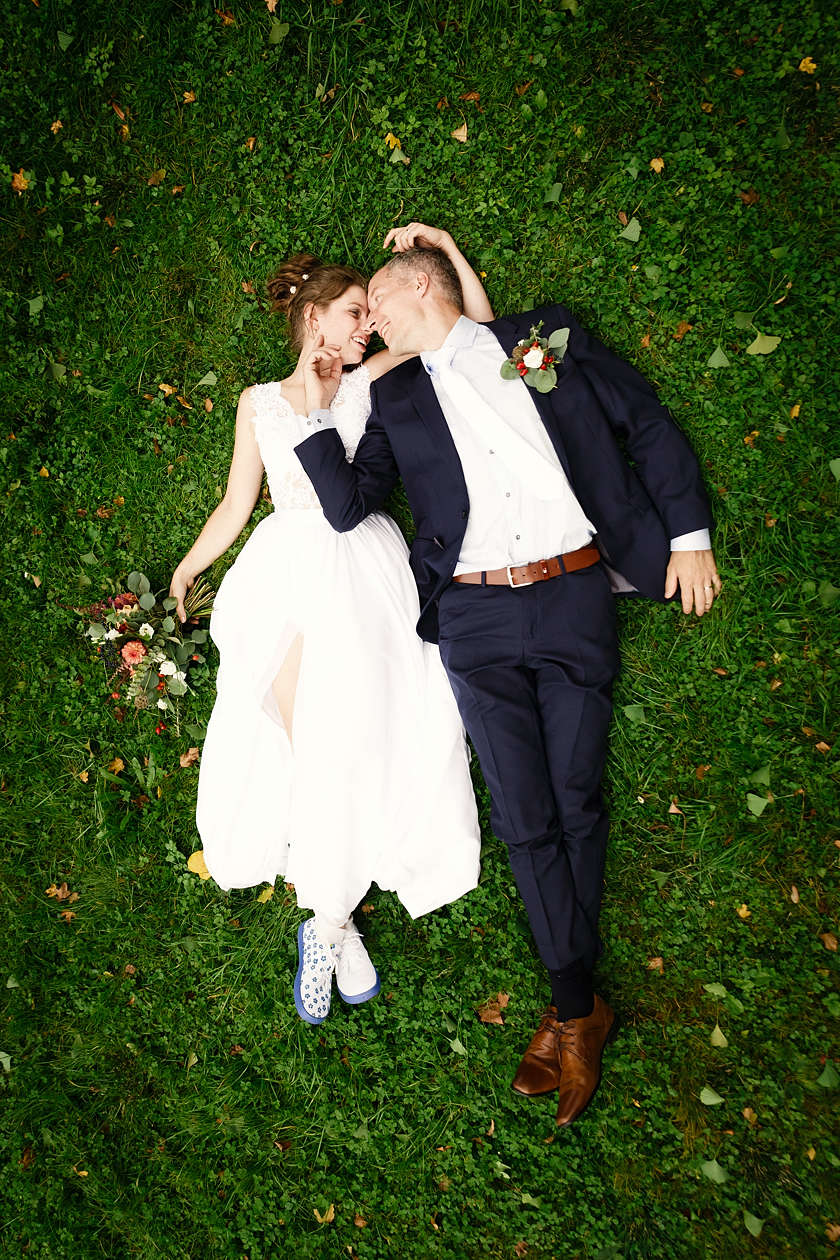 Nevěsta se ženichem leží v trávě