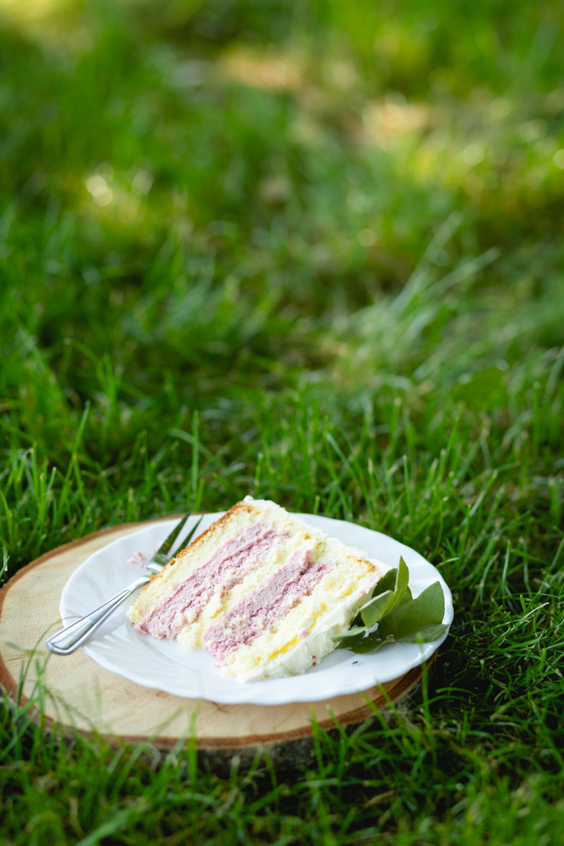 Detail na porci svatebního dortu v trávě
