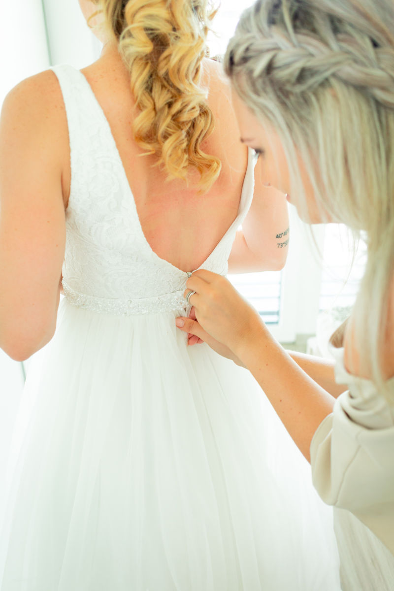 Zapínání šatů, nevěsta, detail