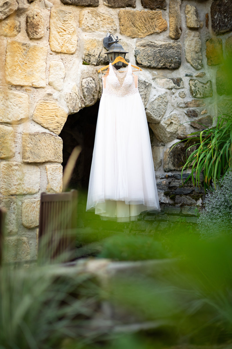 Šaty nevěsty visí na lucerně, Paběnický mlýn