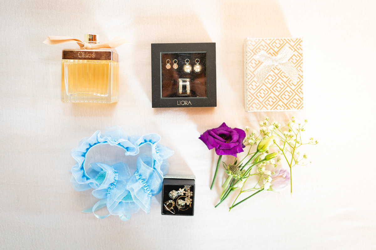 Parfém, náušnice, kytice na prostěradle, detail, svatba
