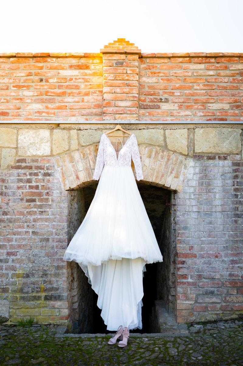 Krásné šaty nevěsty visí na zdi