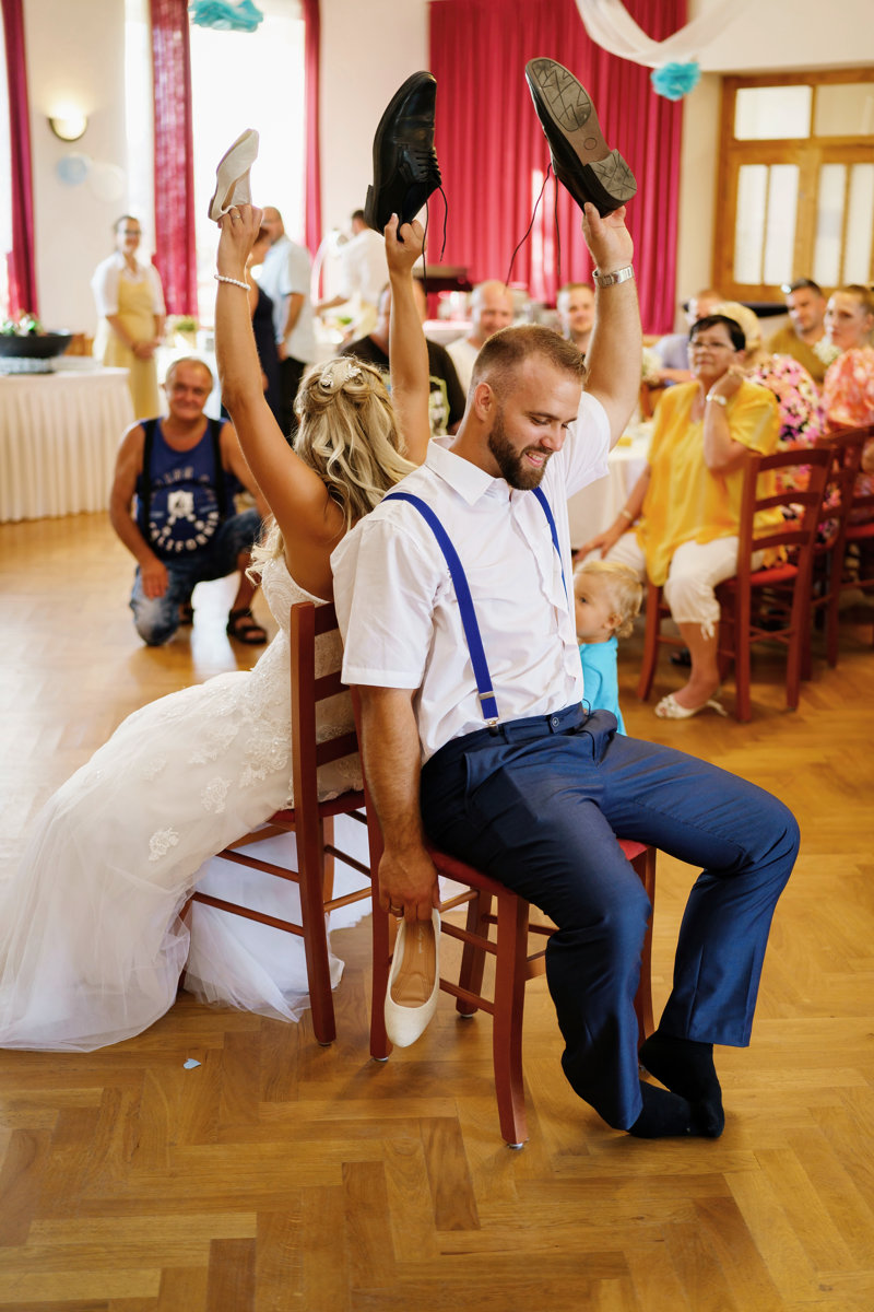 Nevěsta se ženichem hrají svatební hru