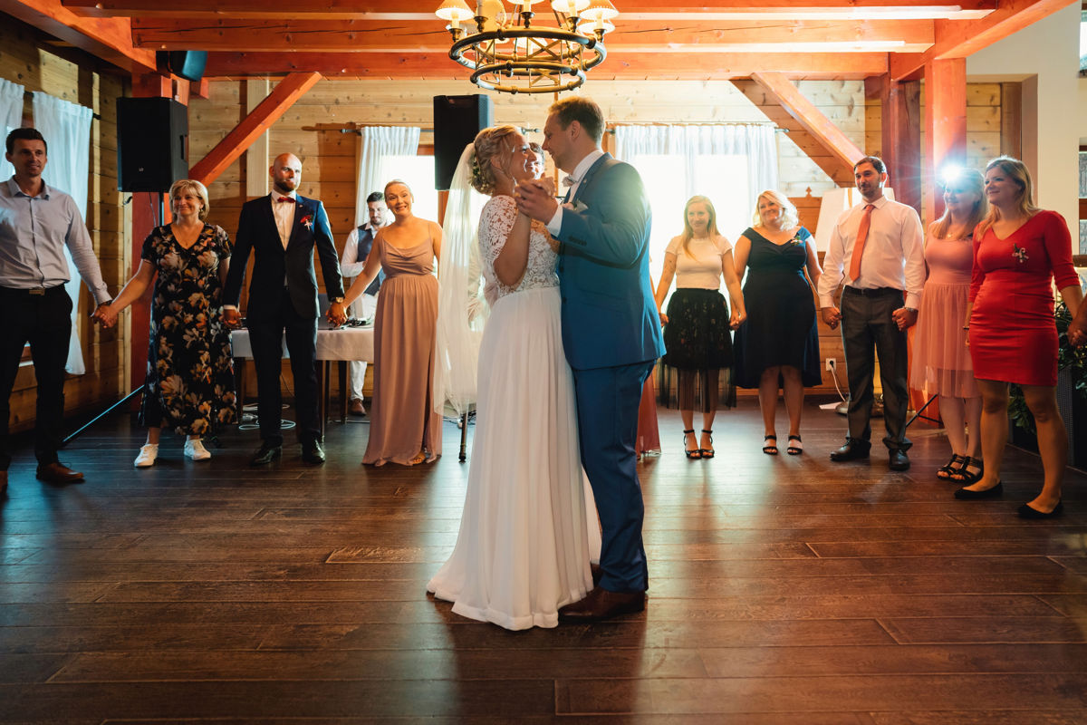 Nevěsta se ženichem tancují svůj první tanec, svatba Golf resort Kunětická hora
