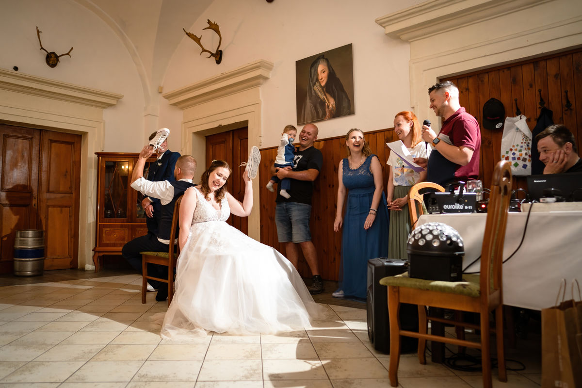 Nevěsta se směje při hraní novomanželského kvízu, zámek Choltice