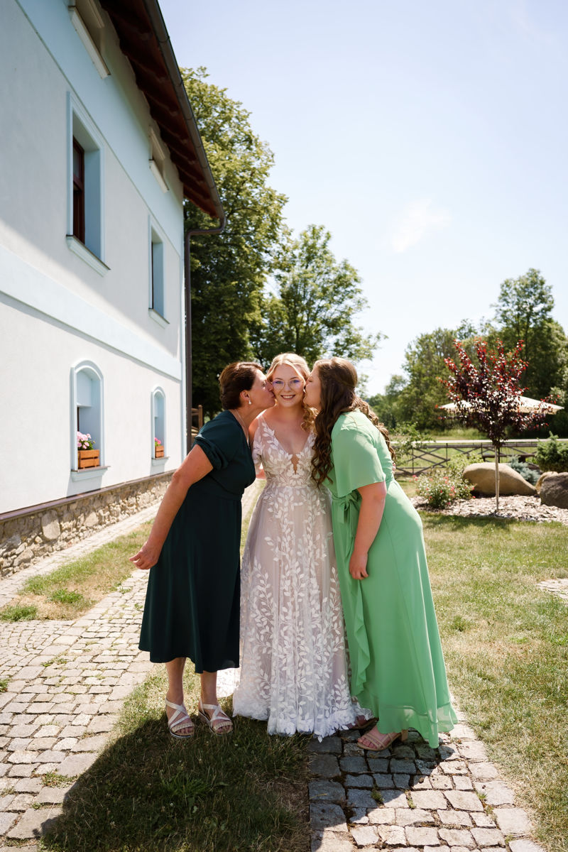 Maminka se sestrou líbají nevěstu, svatba Stanský mlýn