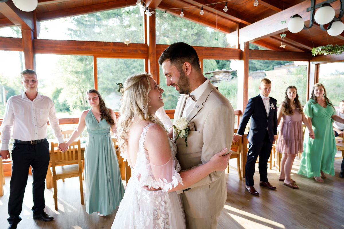 Novomanželé se dívají do očí zatímco tancují svůj první tanec, svatba Stanský mlýn